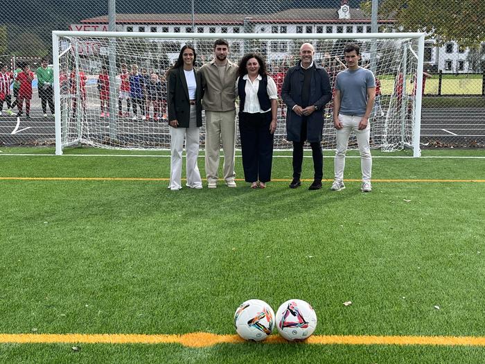 Zornotzako Lauaxeta Ikastolan belar artifizialeko futbol zelai berria inauguratu dute