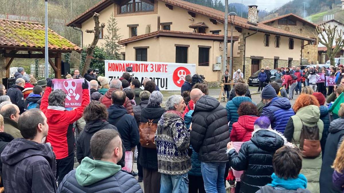 Domekan oroimen ekitaldia egingo dute Eitzagako plazan, Joaquin Beltran eta Alberto Sololuze beharginak gogoan