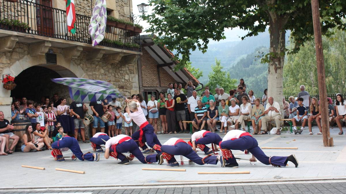 [ARGAZKI GALERIA]: Dantzarien erakustaldiagaz, martxan daude Garaiko jaiak