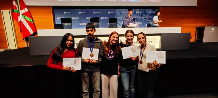 VIII. Filosofia Olinpiadetako Dilema ataleko sari nagusia, Abadiñora