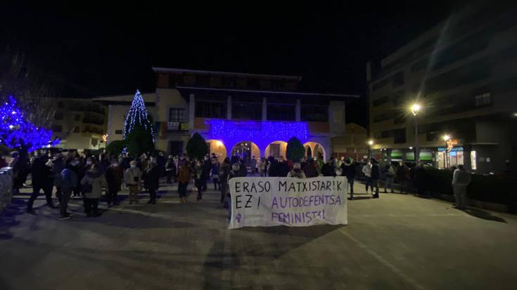 Atzo gertatutako eraso matxista salatzeko elkarretaratzea egin dute Zaldibarren