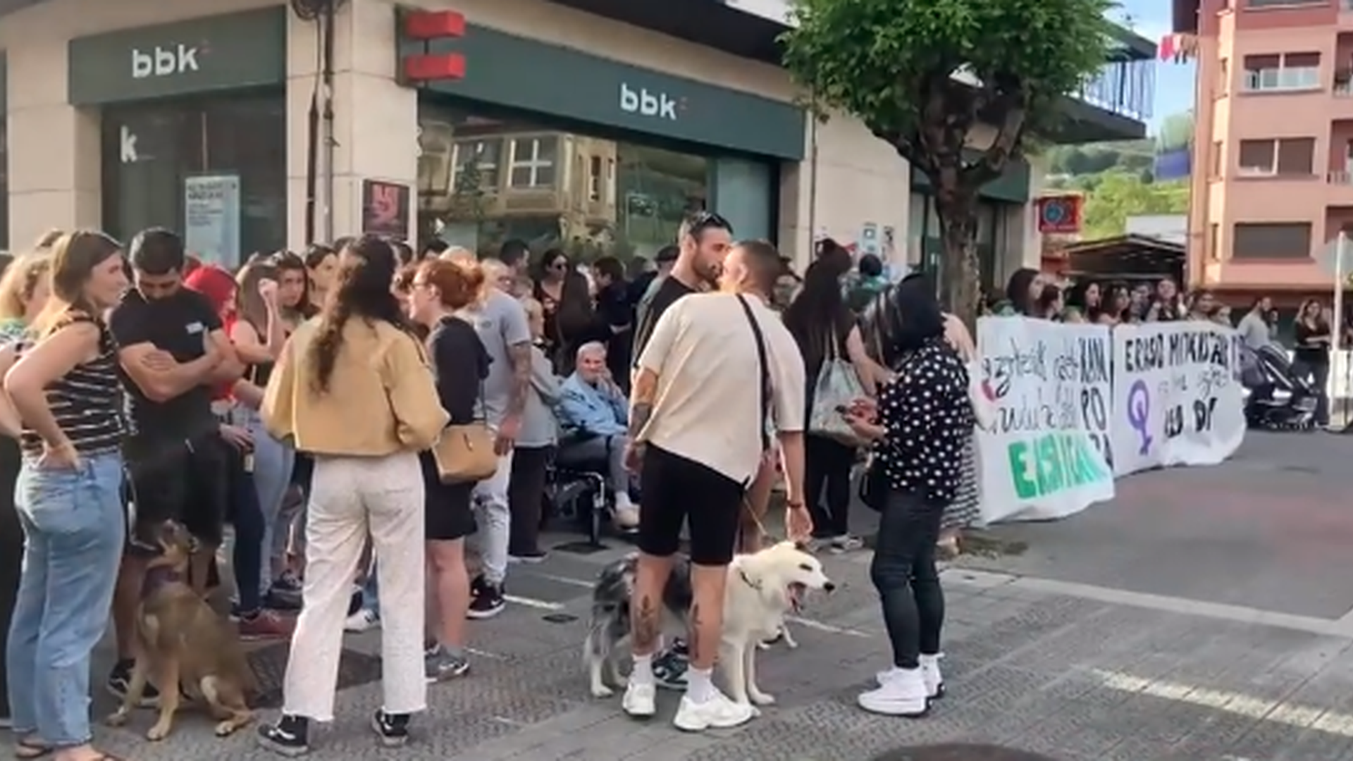 Asteburuan hainbat eraso egon direla salatu du Traña-Matienako Txosna Batzordeak