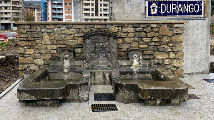'Durango' plaka eta San Fausto Iturria mantendu ditu Durangoko Udalak