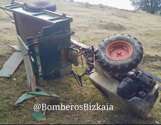 71 urteko gizonezko bat zauritu da Berrizen, traktorea irauli ostean