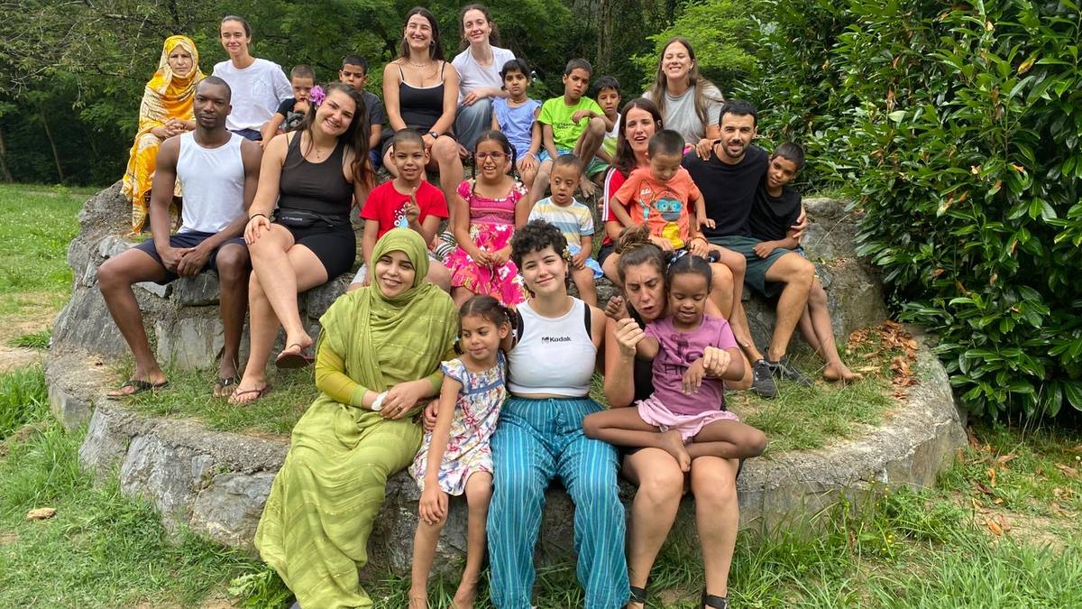 Rio de Oro udan Saharako umeak harreran hartzeko familia bila dabil