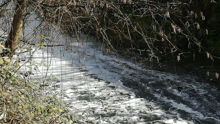 Elorrioko erreka bitsez beteta agertu da 