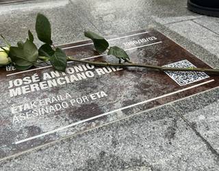 ETAk hildako bederatzi biktimaren plakak ipini dituzte Durangoko kaleetan