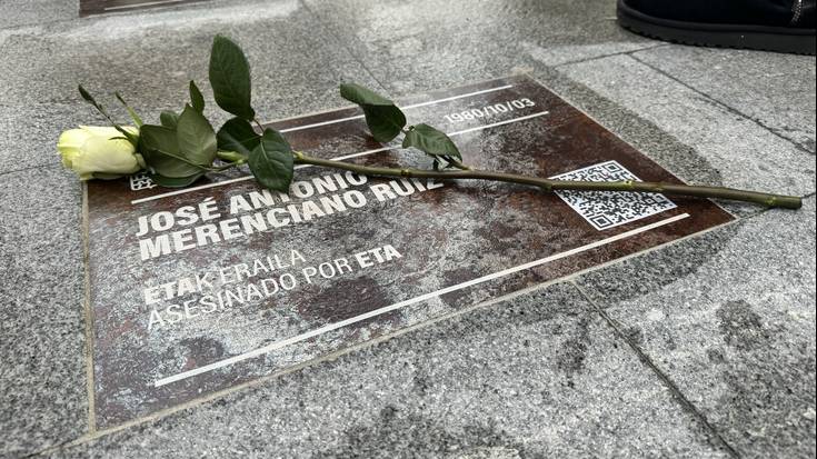 ETAk hildako bederatzi biktimaren plakak ipini dituzte Durangoko kaleetan