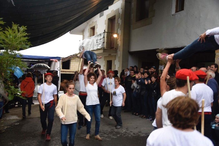 Hainbat belaunalditako auzokideek Dantzari-dantza parekidea dantzatu dute Amatzan - 2