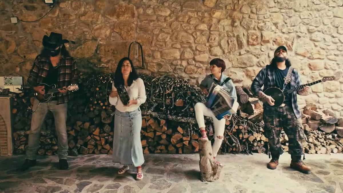 [BIDEOA] Haize Arrosak 'Politte' abestia kaleratu du, Moonshine Wagon taldeagaz elkarlanean