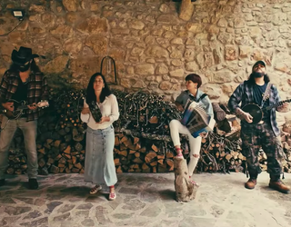 [BIDEOA] Haize Arrosak 'Politte' abestia kaleratu du, Moonshine Wagon taldeagaz elkarlanean