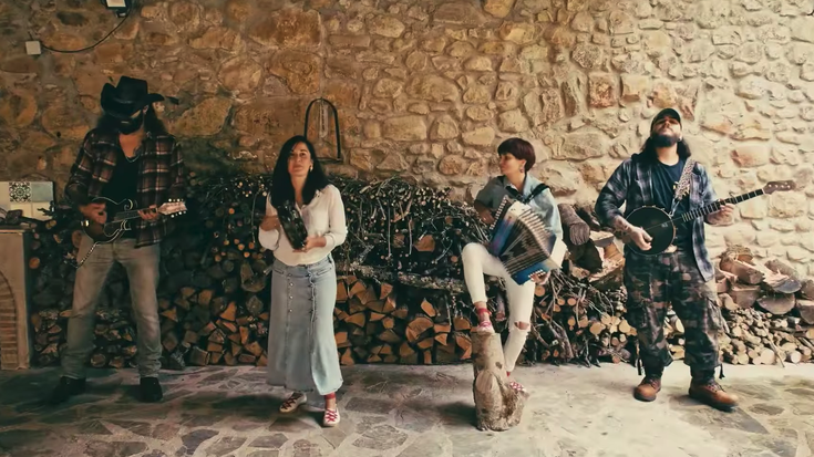 [BIDEOA] Haize Arrosak 'Politte' abestia kaleratu du, Moonshine Wagon taldeagaz elkarlanean