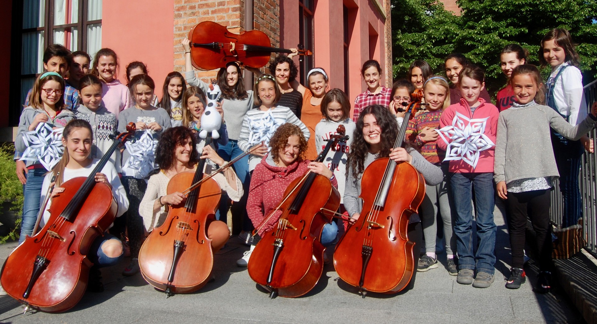 Bartolome Ertzilla musika eskolako biolontxelistek ‘Frozen’ musikala eskainiko dute, bihar
