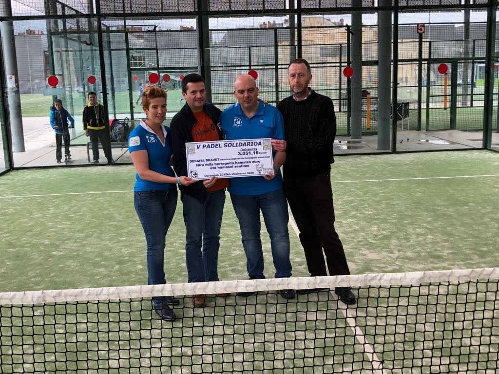 Padel Txapelketa Solidarioan batutako 3.051 euroak Desafia Dravet elkarteari eman dizkiote
