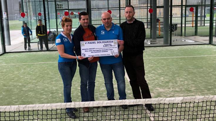 Padel Txapelketa Solidarioan batutako 3.051 euroak Desafia Dravet elkarteari eman dizkiote