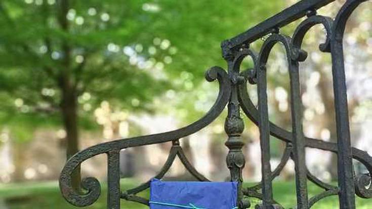 Berbarok liburuak ipini ditu Durangoko kaleetan, herritarren eskura, opari