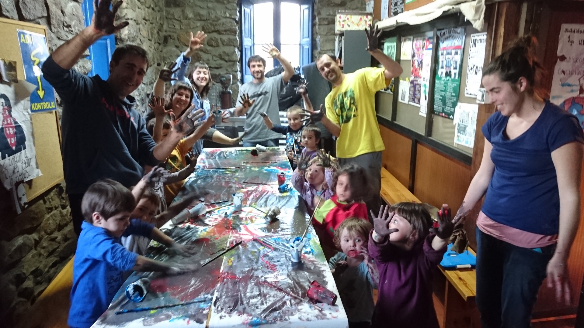 Familiak elkarrekin SORMENing egiten Abadiñoko gaztetxean!