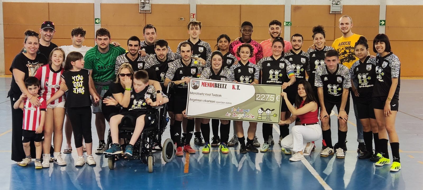 Mendibeltz areto futbol taldeak 2.275 euro batu ditu Angelman Sindromea elkartearentzat