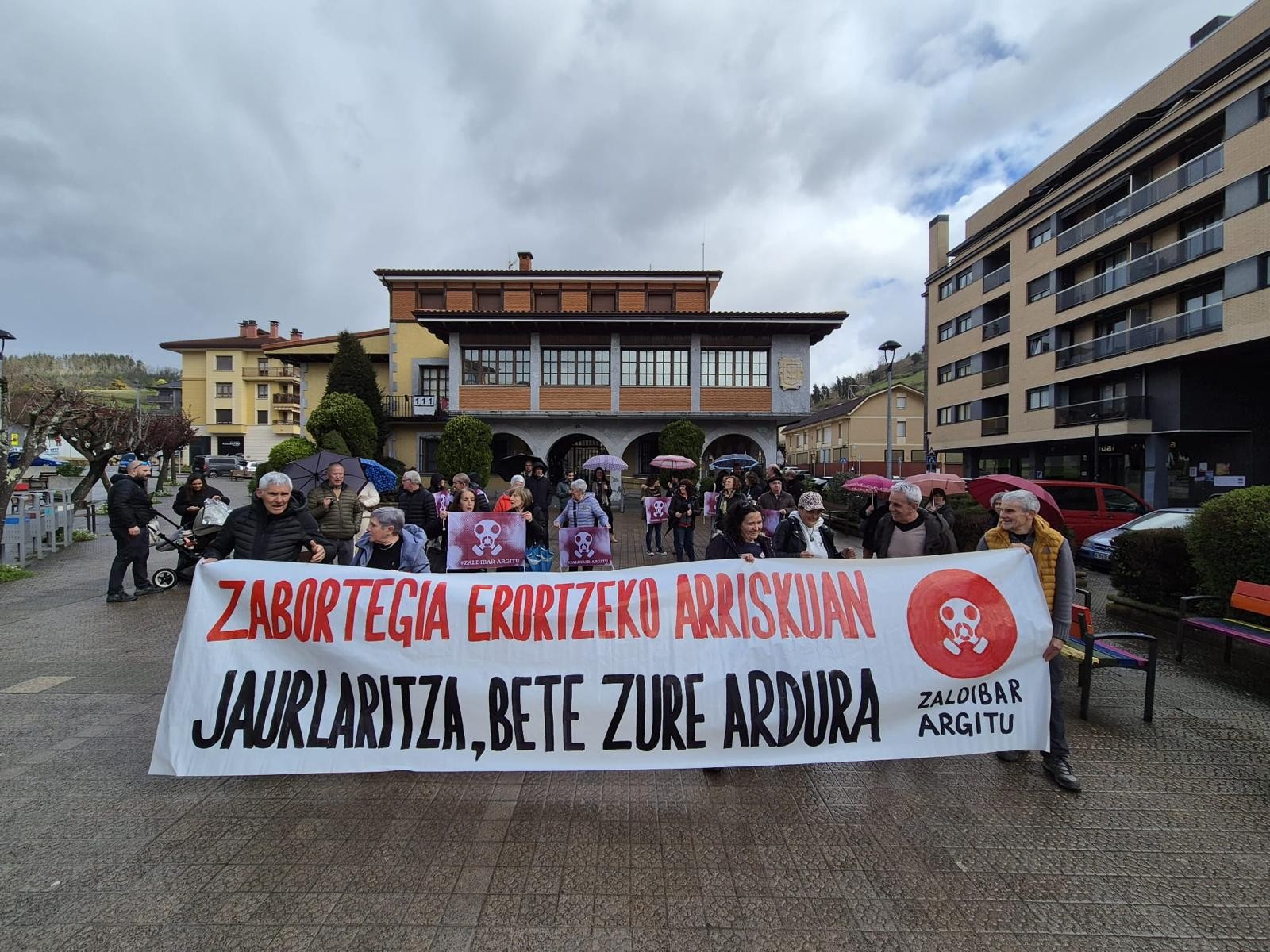 Eusko Jaurlaritzak herritarrak informatuta izan beharko lituzkeela salatu du Zaldibar Argituk
