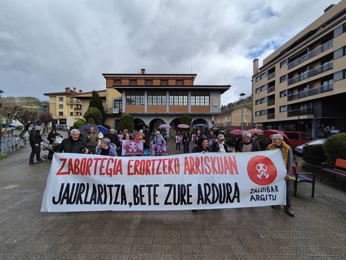 Eusko Jaurlaritzak herritarrak informatuta izan beharko lituzkeela salatu du Zaldibar Argituk