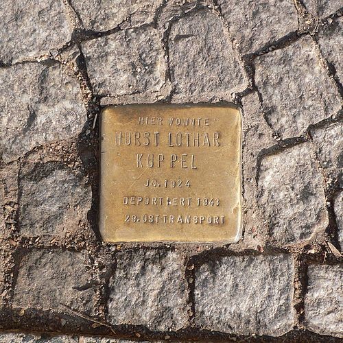 Herriaren Eskubideak memoriaren galtzada-harriak ipintzea eskatu dio udalari