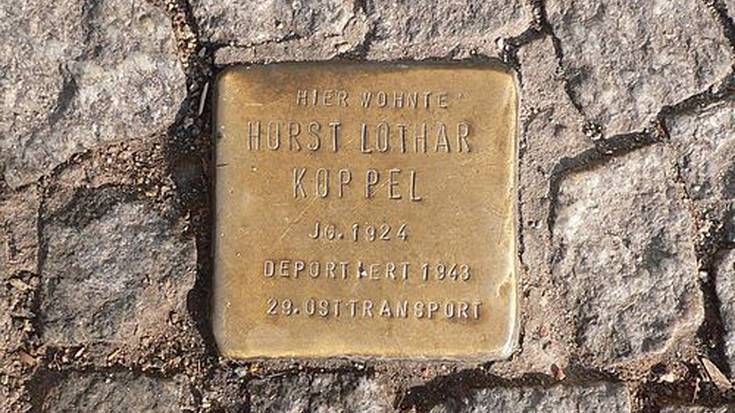 Herriaren Eskubideak memoriaren galtzada-harriak ipintzea eskatu dio udalari
