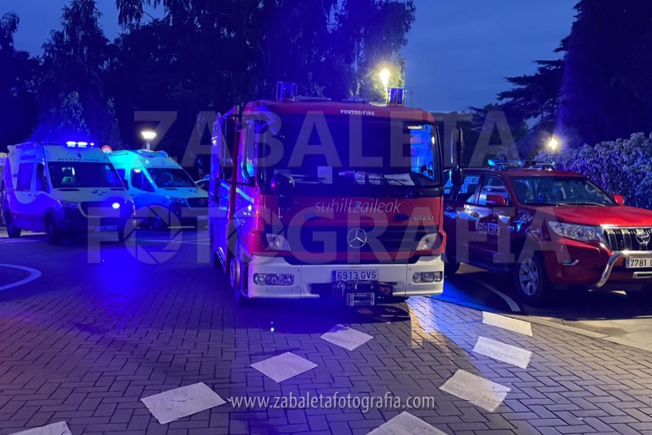 Eserita zeuden murrua erori eta lau gazte zauritu dira Zornotzan