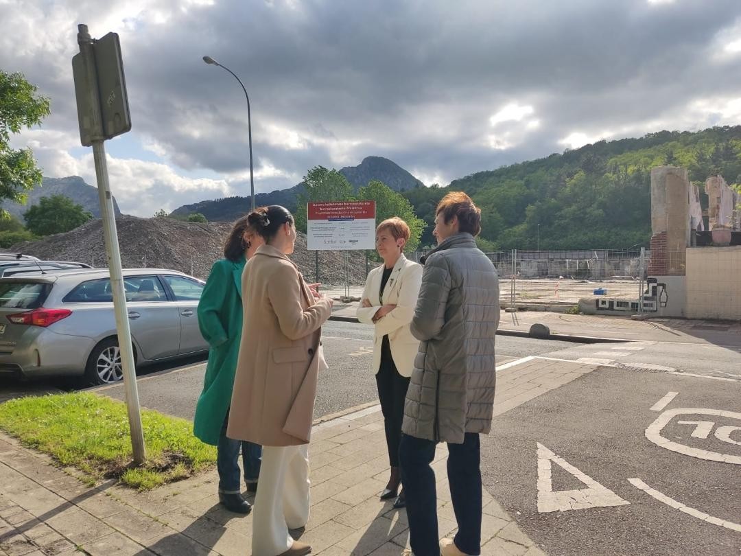 Mireia Elkoroiribek eta Arantxa Tapiak "Ekogarapen Gunearen etorkizuneko lurrak" bisitatu dituzte