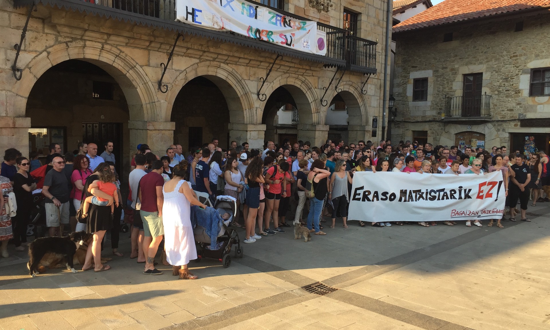 Eraso matxista salatzeko elkarretaratze jendetsua egin dute Otxandion