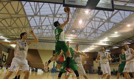 Lorenzoren azken uneko hirukoak hirugarren partidura bideratu du Zornotza