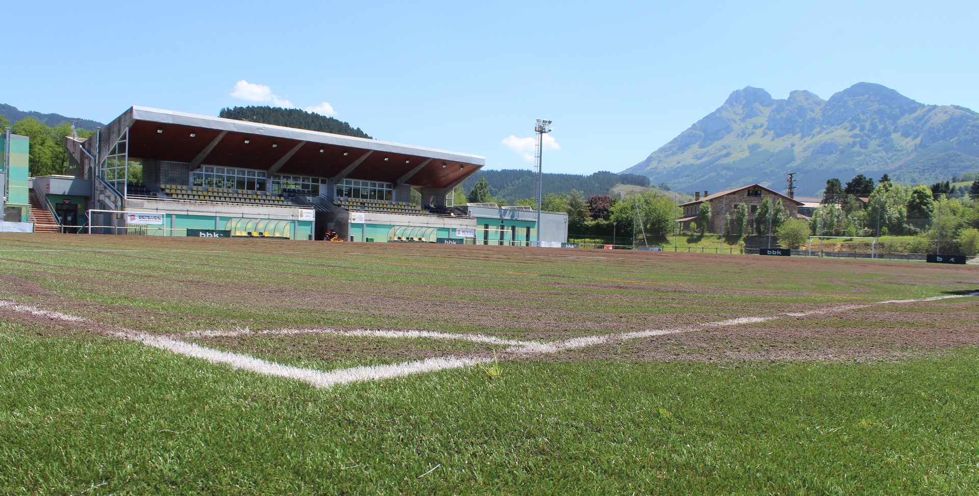 Eleizaldeko futbol zelaian eta kiroldegiko kantxan LED argiak jarriko dituzte