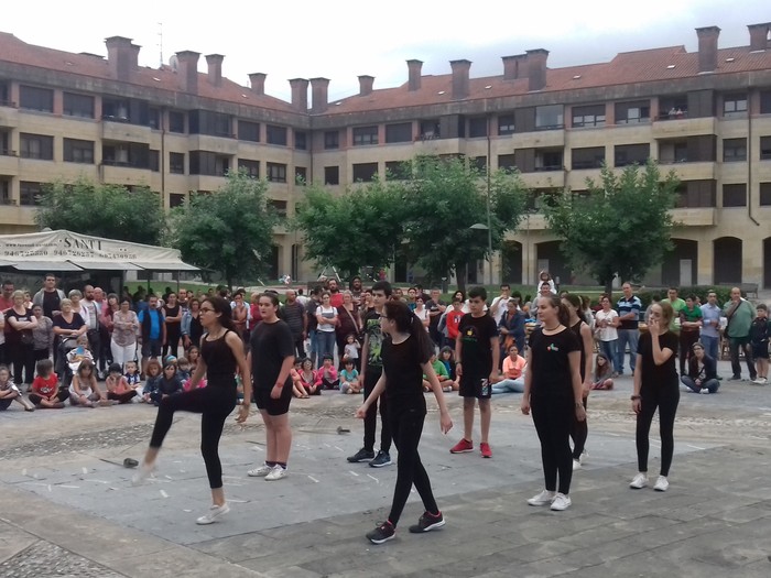 Iurretako Dantzari-dantza, parekide?