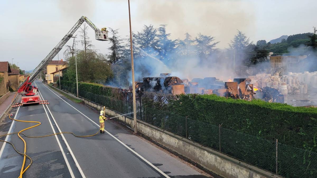 Gizon bat atxilotu dute Iurretako paper fabrikan suteak eragindako kalteak egotzita
