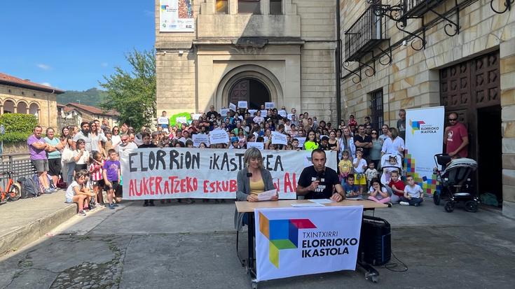 Hezkuntza Sailak Txintxirri Ikastolako ikasle bati bertan jarraitzeko aukera ukatu diola salatu dute