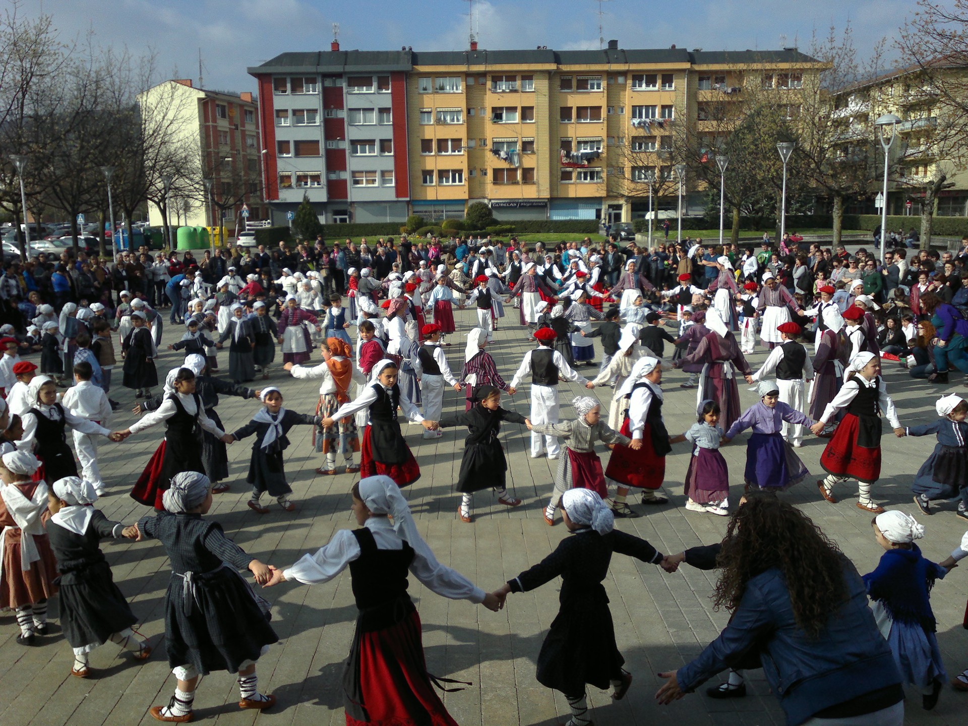 XV. Umeen dantzari egune