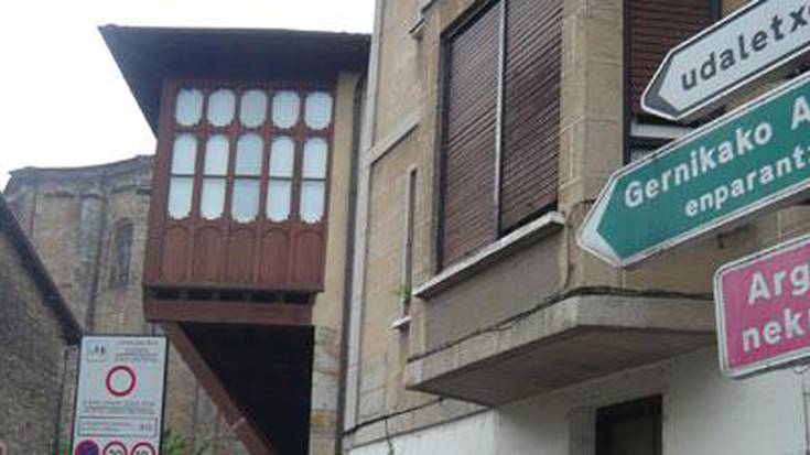 Kaleen eta auzoen izendegia zuzendu eta eguneratu dute