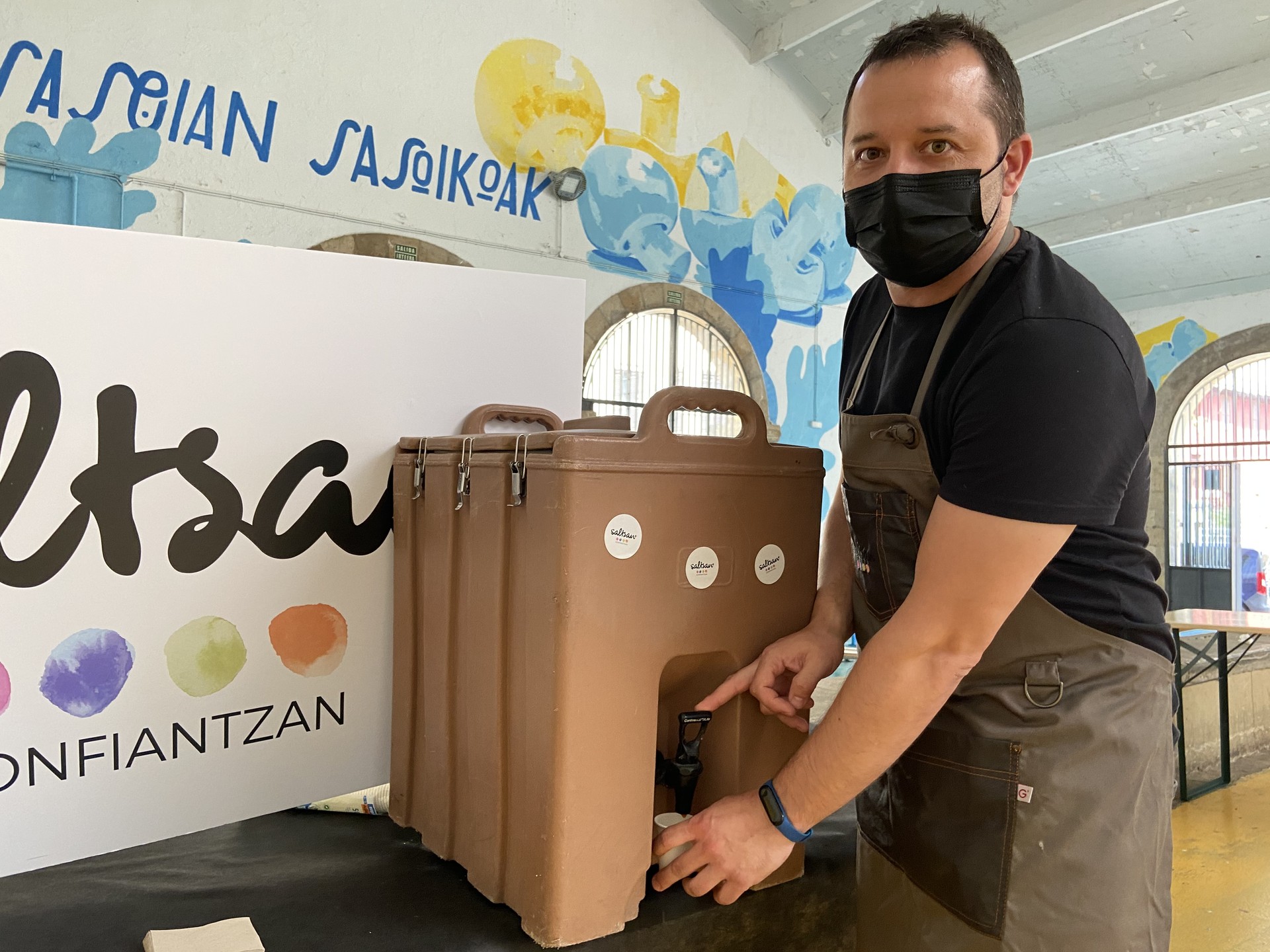 "Eguraldi beroarekin jendeak gustora hartu ditu salmorejoa eta gazpatxoa”