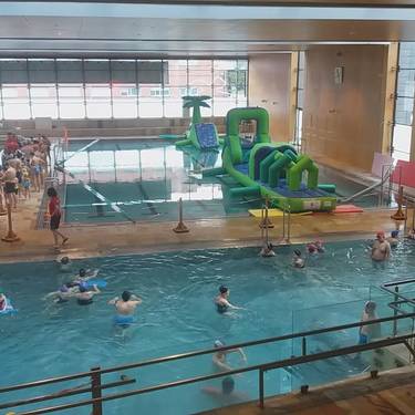 Uretako puzgarriak zapatu honetan Landakoko igerilekuetan