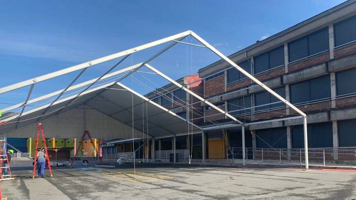 Iurretako Maiztegi eskolako patioan karpa jarri dute