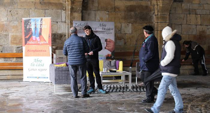 Etxe hutsak alokairu sozialean ipintzeko deia egin dute