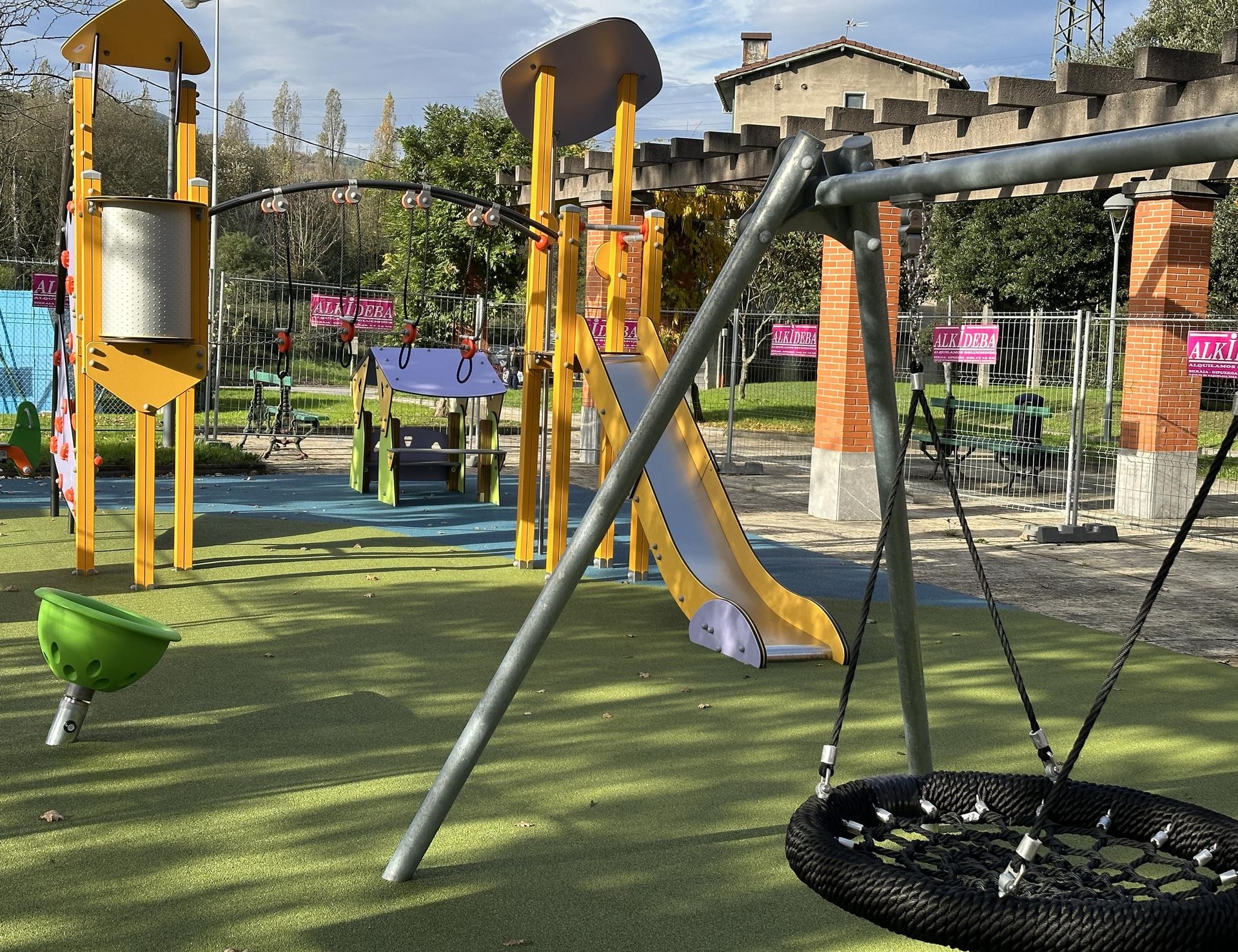 Umeentzako txintxaunak ipini dituzte Sasikoan