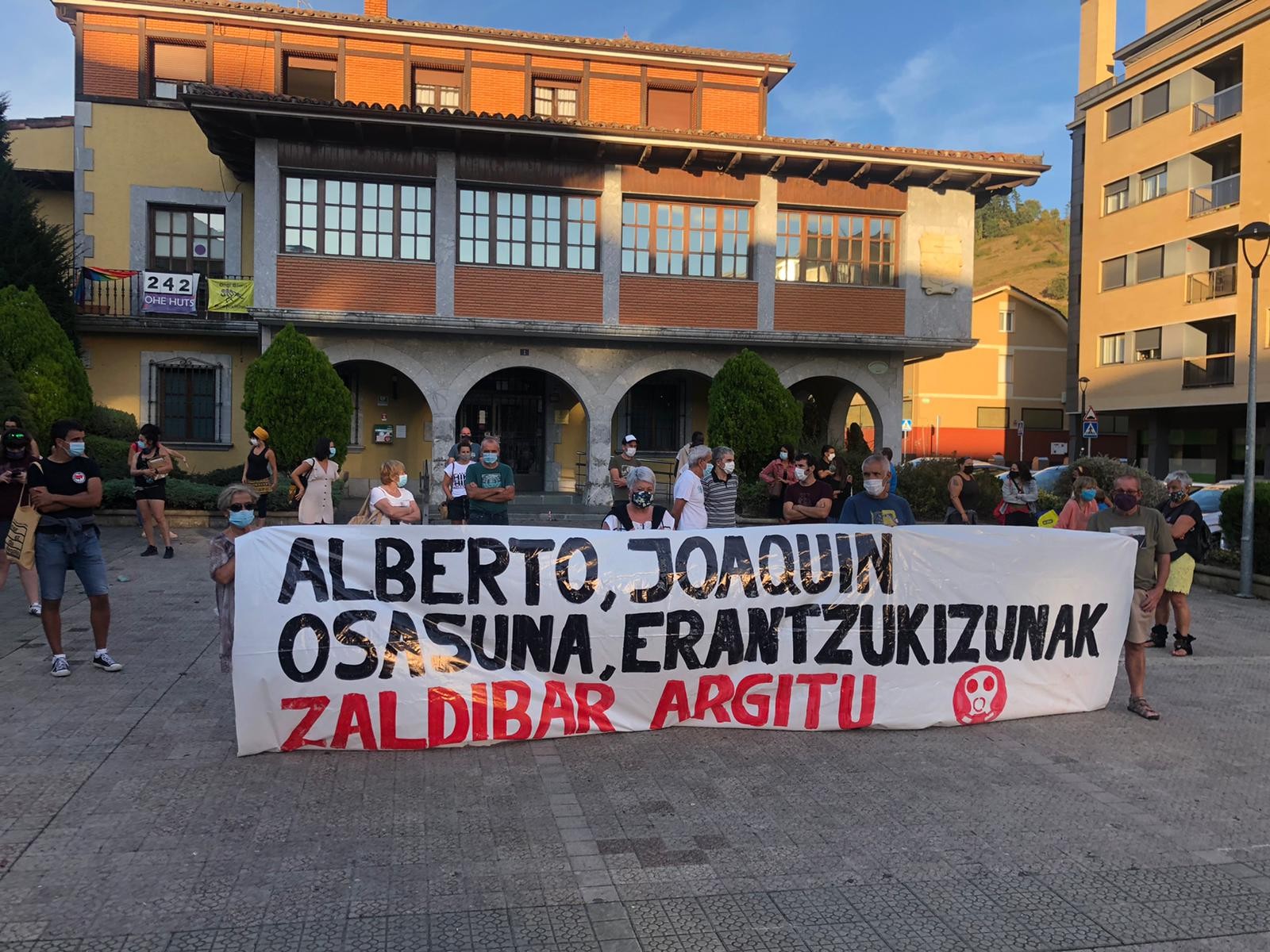 Elkarretaratzea egin dute Zaldibarren hondakindegia amildu zenetik 200 egun igaro direla gogoratzeko