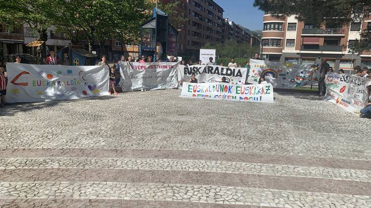 [ARGAZKI GALERIA]: Durangoko ikasleek Euskaraldian izena ematera deitu dituzte herritarrak