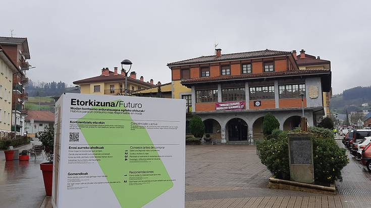 'Etorkizuna janzten' erakusketa ibiltaria Zaldibarrera iritsi da