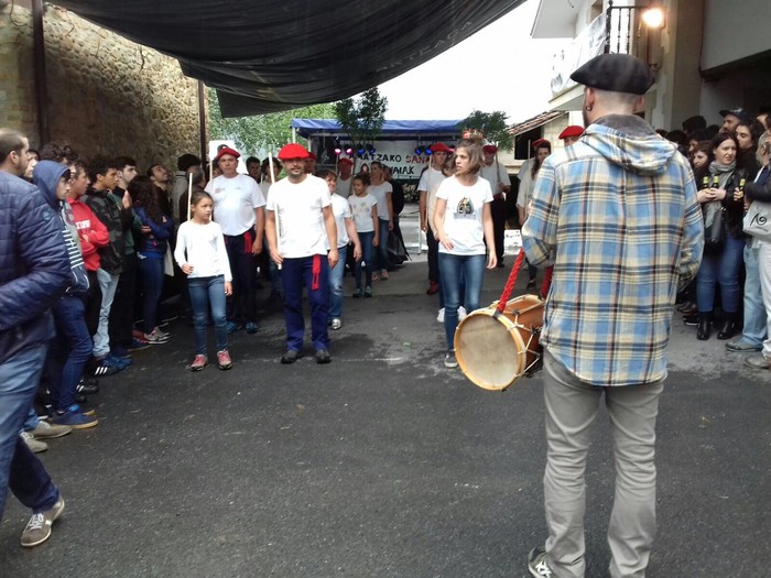 Hainbat belaunalditako auzokideek Dantzari-dantza parekidea dantzatu dute Amatzan - 1