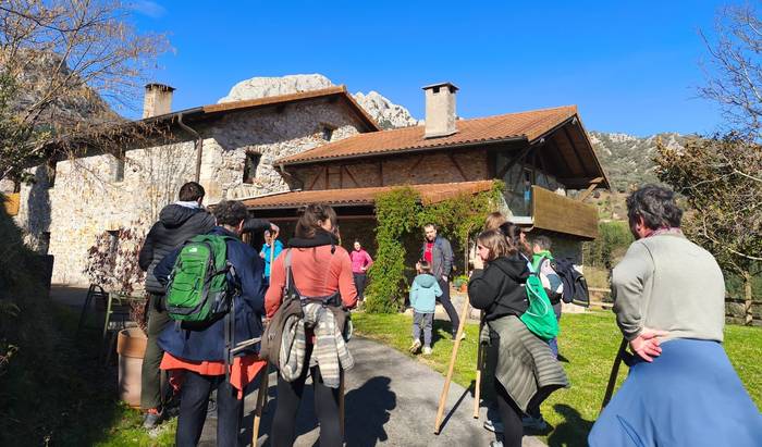 Mañarian 700 euro batu dituzte Santa Ageda koplak abesten