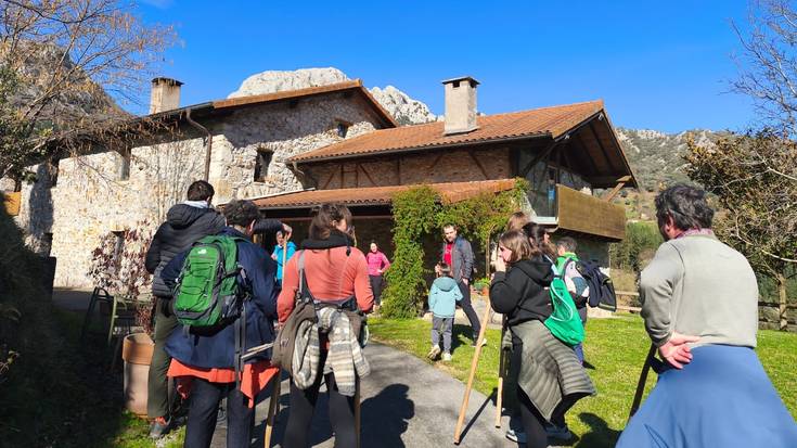 Mañarian 700 euro batu dituzte Santa Ageda koplak abesten