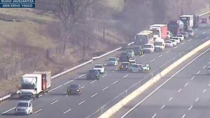 Bi autok istripua izan dute A-8 autobidean, Iurreta parean, eta errei batek itxita jarraitzen du