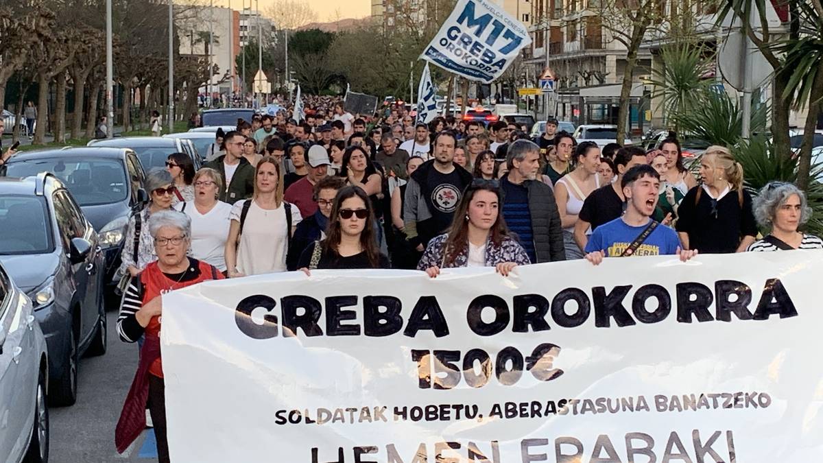 [BIDEOA] Durangon manifestazio jendetsua egin dute greba eguna amaitzeko