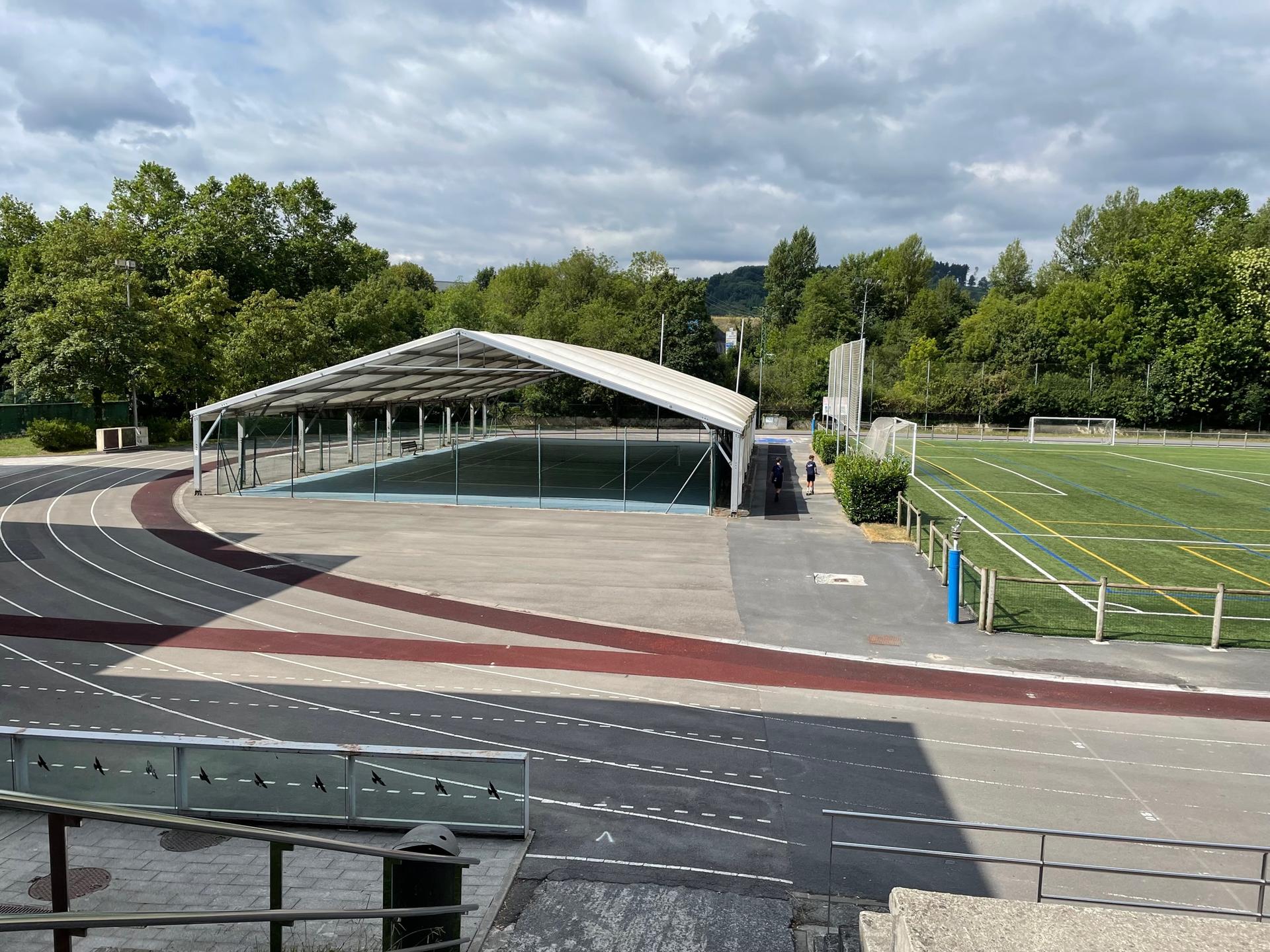 Zornotzako Udalak Larrea kiroldegiko atletismo pista berrituko du